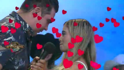 'Pollo' queda enamorado de esta rubia chica