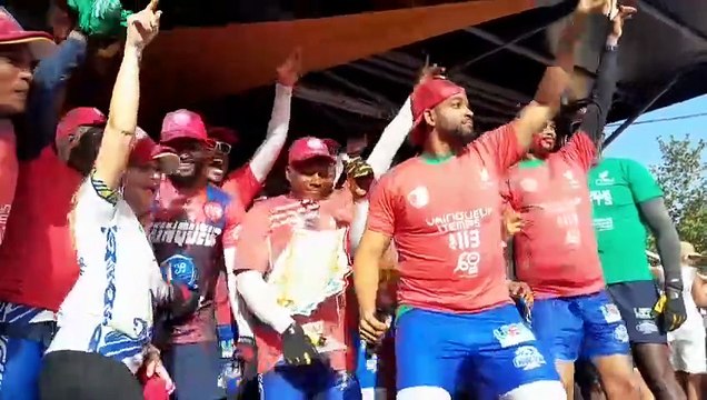 UFR CHANFLOR célébre sa victoire au 39e Tour des yoles