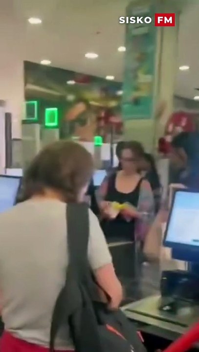 🇫🇷 FLASH – Insulte raciste au Leclerc de Bobigny : « sale n*gresse » Une jeune femme a été prise à partie verbalement par une autre cliente au supermarché Leclerc de Bobigny, victime d'une insulte à caractère raciste : « sale n*gresse »...