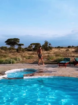 Ο Μπρούνο Τσερέλα σε πισίνα στην Αφρική