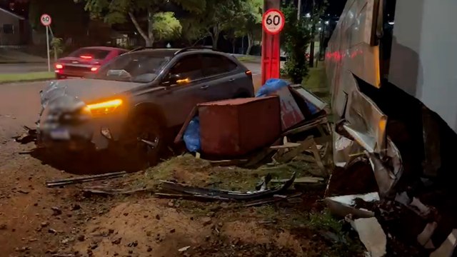 Carro invade calçada e atinge tapumes de obra na Rua Olindo Periolo, em Cascavel
