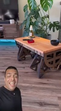 Mesinha de centro em outro nível!Esse gênio reinventou um objeto comum da nossa casa, transformando-o em uma mesinha de centro 'adestrada' que segue ele pela casa como um cachorrinho. 🐾#gadgets #móveis #tecnologia
