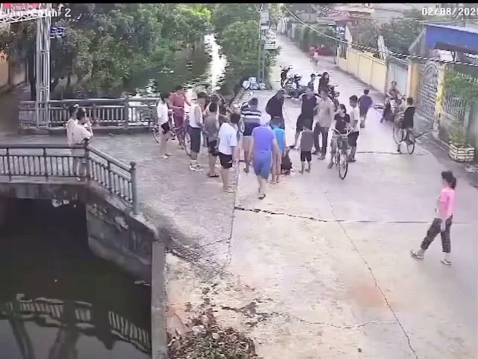Cả nhà hãy chú ý con nhỏ , xem mà thót cả tim