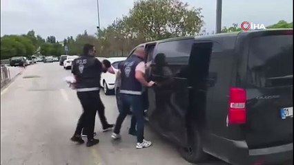 Adana sıcağında montla trafiğe çıkınca polise yakaladı