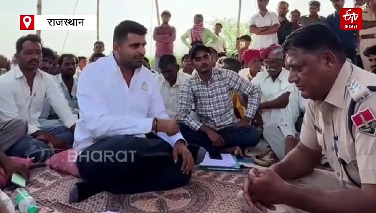 जलाए गए खेजड़ी के पेड़ों की राख के पास विधायक रविंद्र सिंह भाटी ने गुजारी रात