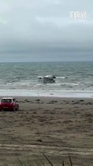 Il gare son camping-car sur la plage, ça finit mal
