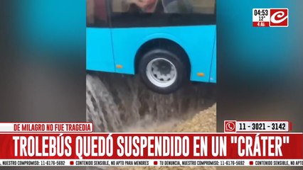 Trolebús repleto de pasajeros quedó suspendido sobre un cráter