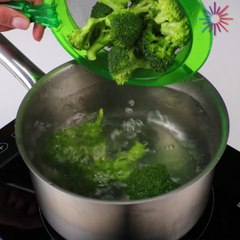 Broccoli parmesan chips! 🥦😋