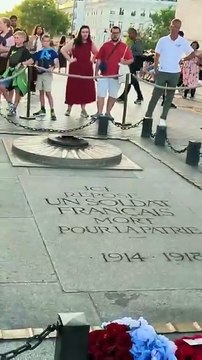 Honteux et irrespectueux: Un homme se sert de la flamme du soldat inconnu sous l'Arc de Triomphe pour allumer sa cigarette provoquant stupeur et indignation - VIDEO