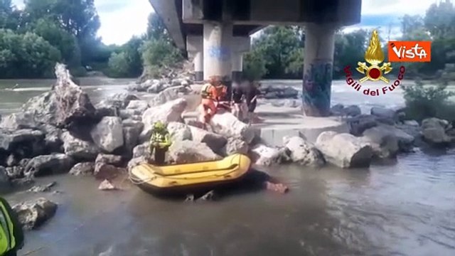 Salvati con gommone da Vigili del Fuoco due ragazzi bloccati sotto Ponte San Pancrazio a Verona
