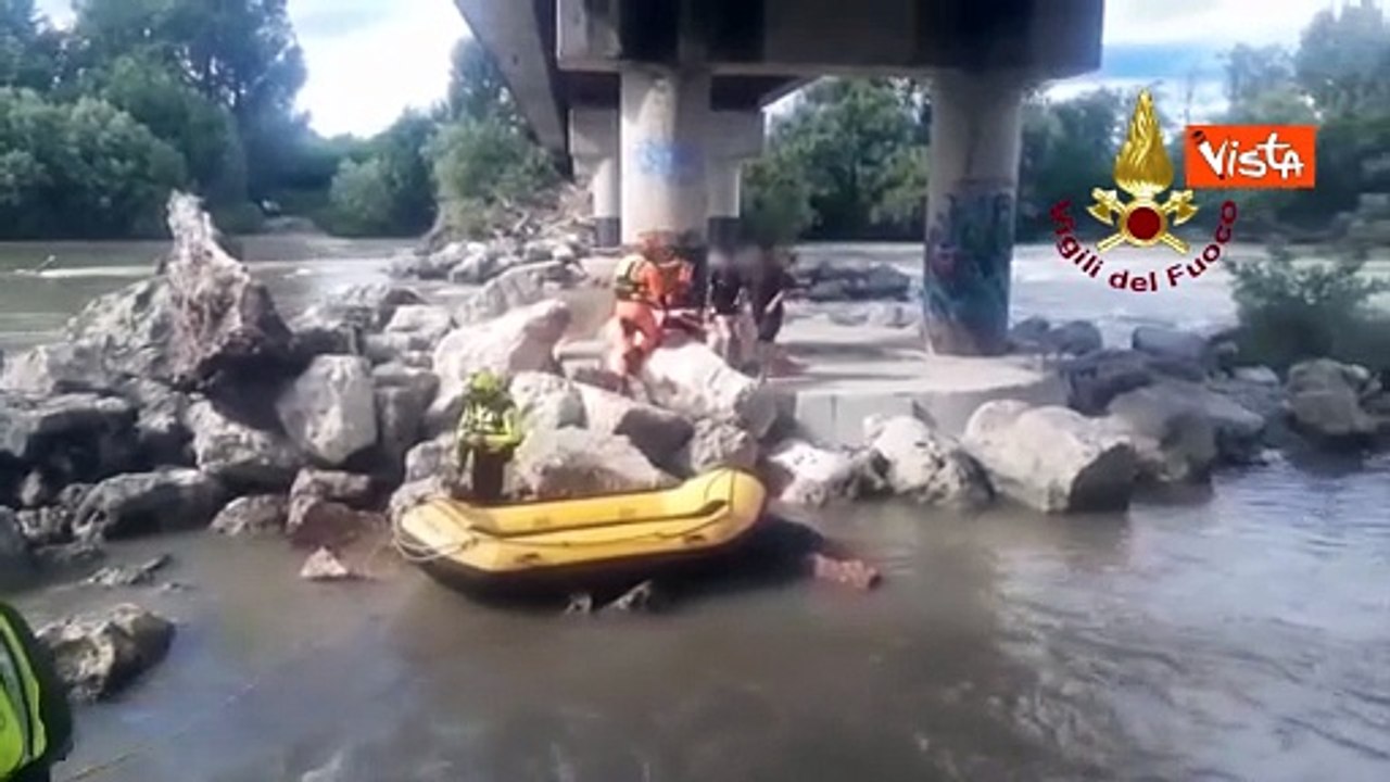 Salvati con gommone da Vigili del Fuoco due ragazzi bloccati sotto Ponte San Pancrazio a Verona