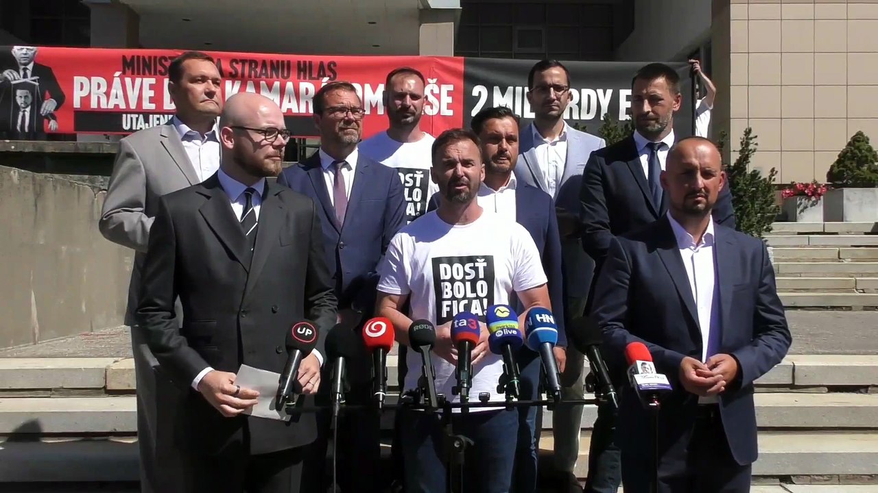 ZÁZNAM: Opozícia zbiera podpisy na odvolanie Šaška, vyzýva ho zrušiť tender na záchranky