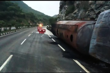 राजस्थान में फिर हादसा: हाईवे पर पलटा टैंकर, आग की लपटों में घिरा चालक, जान बचाकर भागे लोग, वीडियो में देखें मौत का मंजर