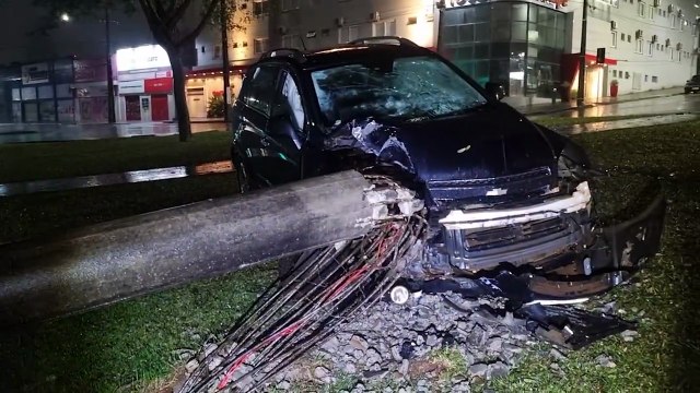 Atenção! Captiva invade canteiro, derruba poste e deixa fiação caída no acesso à Barão do Rio Branco