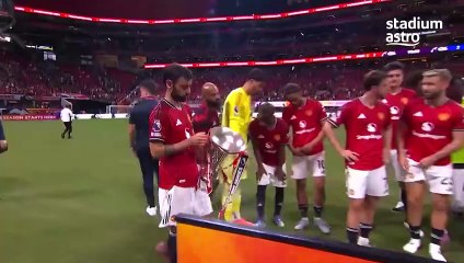 Bruno Fernandes no levanta el trofeo de campeón de la Premier League Summer Series