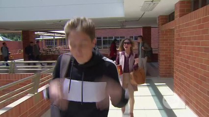 26. Margarita le da una lección a su hijo haciéndolo pasar vergüenza