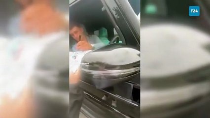 Ünlü futbolcu, kendisinden birden fazla imza isteyen taraftara şakayla yaklaştı