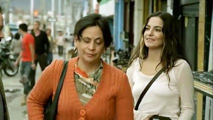 Ana logra llegar a la policia