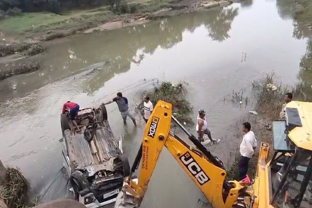 25 फीट नीचे नाले में गिरी तेज रफ्तार ब्रेजा