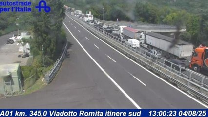 Lunghe code in A1 per l'incidente fra Arezzo e Firenze: le immagini della webcam