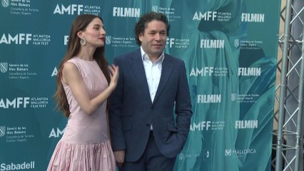 María Valverde, derroche de complicidad con Gustavo Dudamel y máxima elegancia con su look
