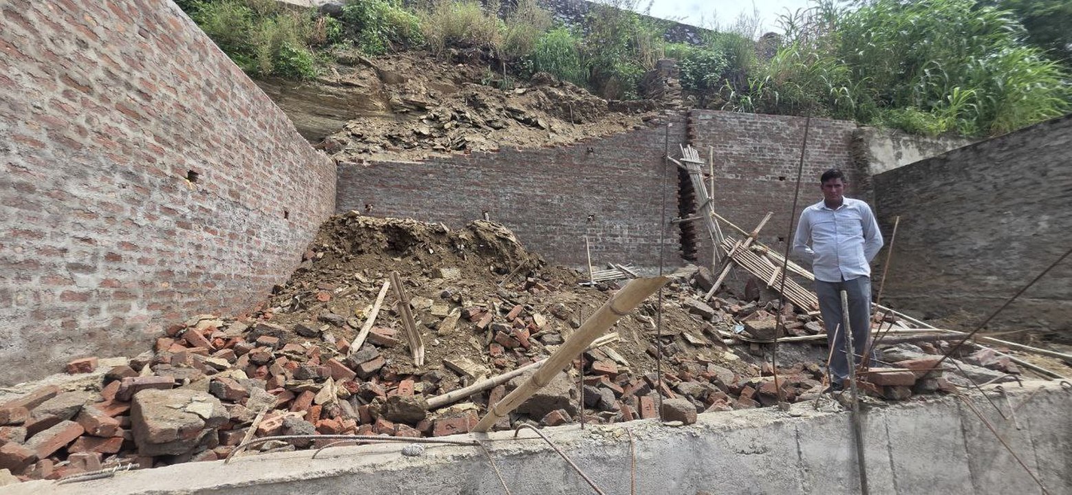 निर्माणाधीन मकान की दीवार गिरी, नीचे दबने से तीन की मौत, तीन घायल