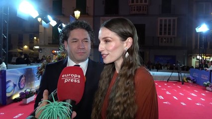 María Valverde, derroche de complicidad con Gustavo Dudamel y máxima elegancia con su look