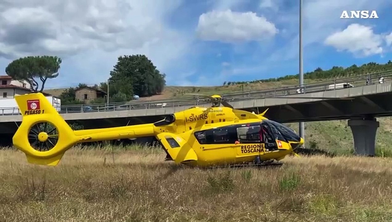 Camion salta corsia in A1: tre morti su un'ambulanza