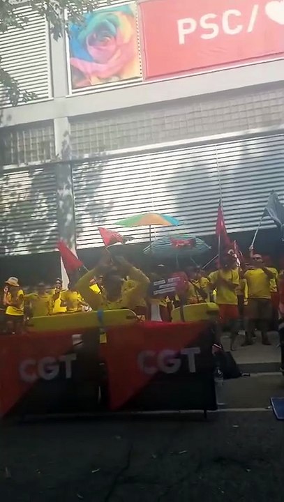 Manifestación de los socorristas frente a la sede del PSC en Barcelona