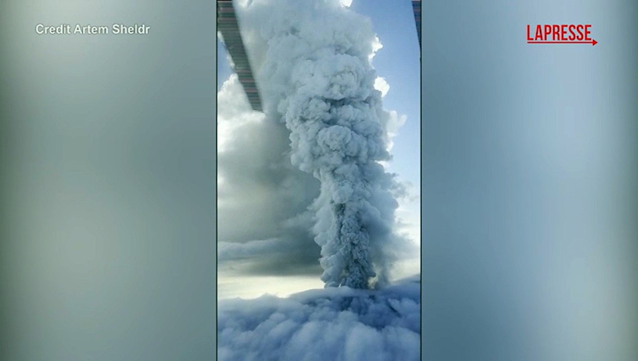 Russia, vulcano si risveglia dopo 600 anni: l'eruzione ripresa da un elicottero