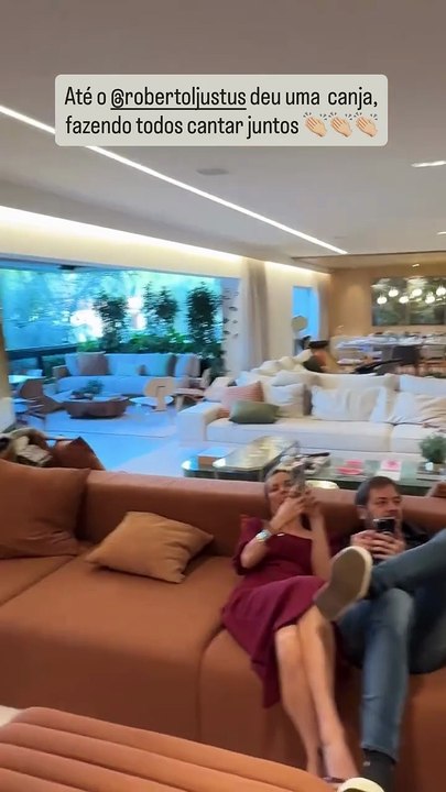 Roberto Justus canta em festa de ex-sogra e surpreende convidados