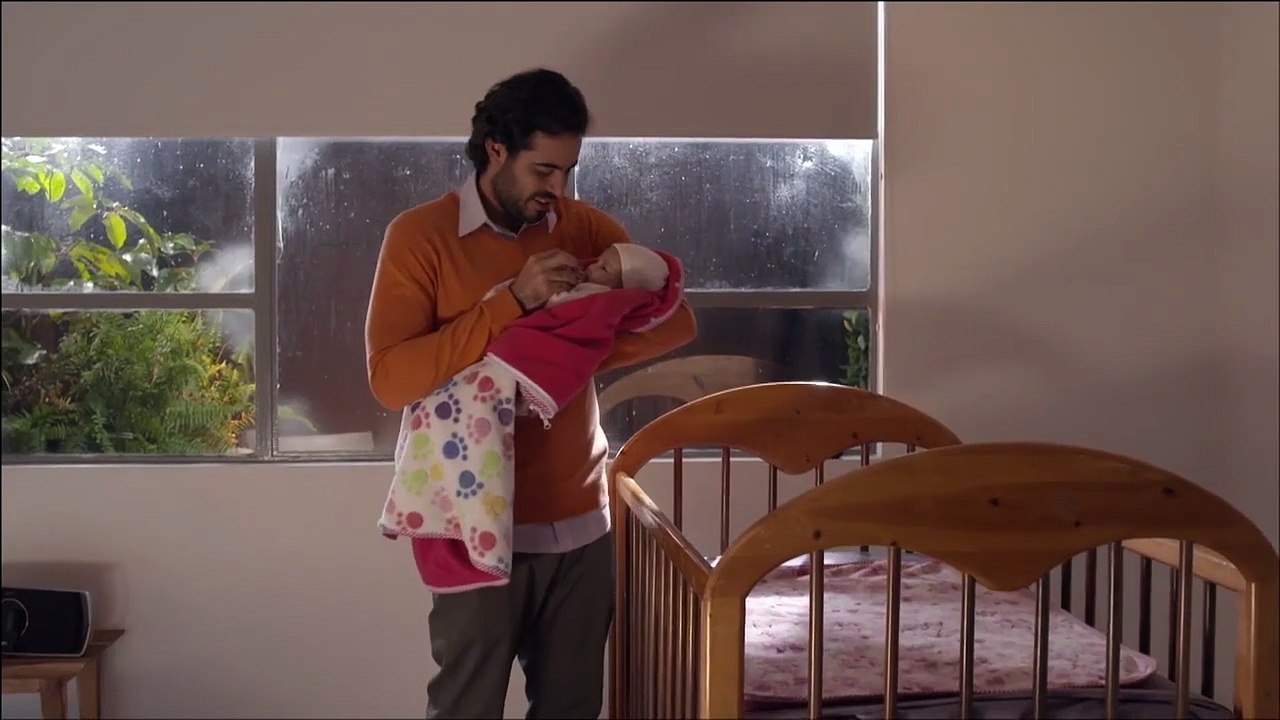 36. Julia le enseña trucos de madre a María