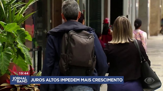 Juros mais altos dificultam investimentos de empresas