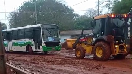 Chuva transforma ruas do Lago Azul em lamaçal e ônibus do transporte coletivo fica atolado