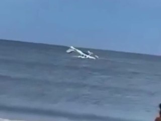 Bruchlandung: Flugzeug stürzt ins Wasser und überschlägt sich