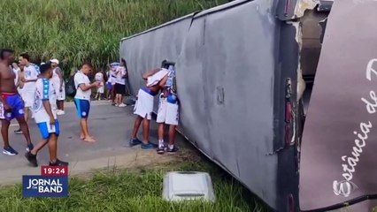 Ônibus com torcedores do Bahia tomba em rodovia e deixa feridos