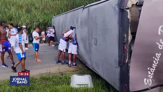 Ônibus com torcedores do Bahia tomba em rodovia e deixa feridos