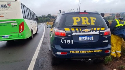 Bombeiros atendem vítimas de capotamento na BR-163, em Cascavel