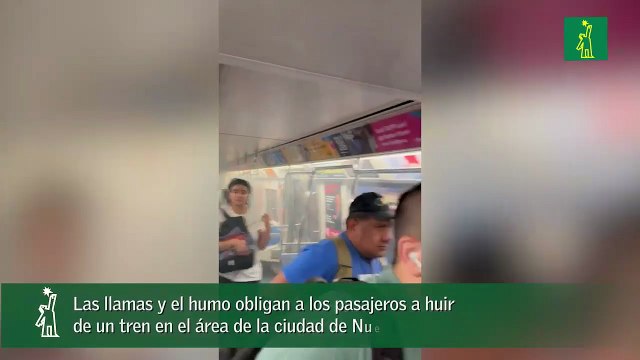 Las llamas y el humo obligan a los pasajeros a huir de un tren en el área de la ciudad de Nueva York
