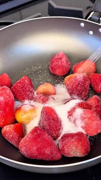 Bolo Gelado de Leite Ninho com Morango – Molhadinho, Recheado e Irresistível! 🍓❄️