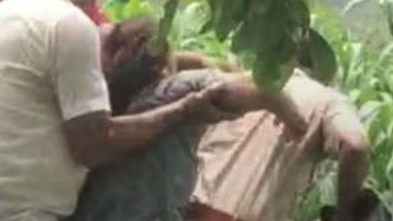 पुलिसकर्मियों ने बुजुर्ग महिला से की बदसलूकी