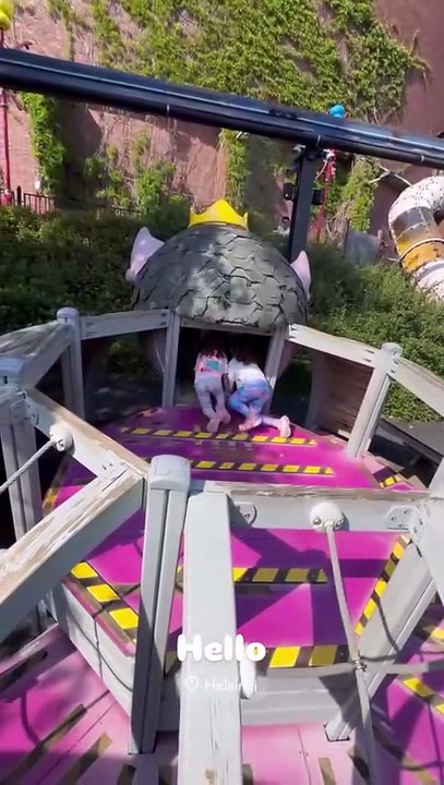 Ο Σάκης Τανιμανίδης και η Χριστίνα Μπόμπα με τις κόρες τους στην Φιλανδία