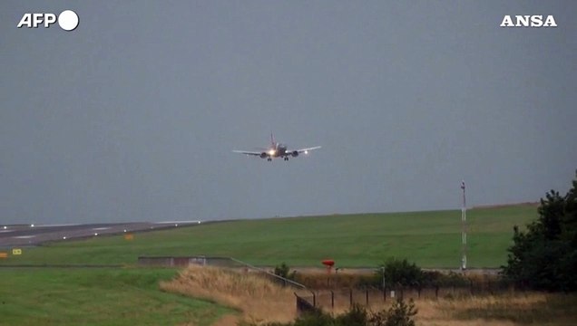 Regno Unito, un aereo fatica ad atterrare a causa della tempesta Floris