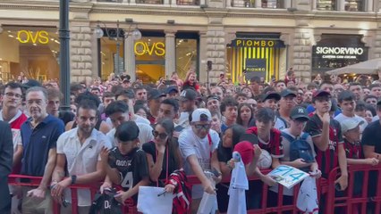 Locura con Modric en su presentación con el Ac Milan