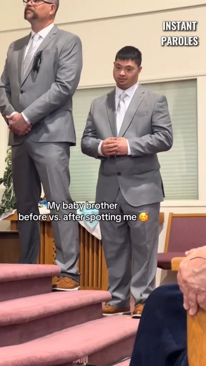 Ce jeune homme voit sa sœur dans le public de ce mariage puis retrouve le sourire