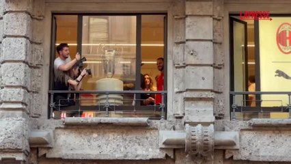 Milan, Modric saluta e lancia magliette: le immagini dei tifosi in delirio