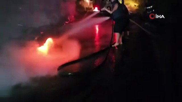 Seyir halindeki Fiat Tofaş otomobil alev alev yandı