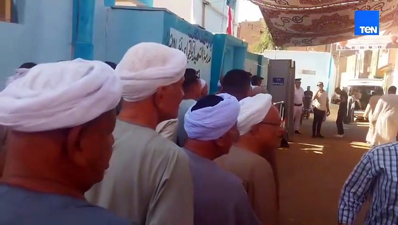 طوابير الناخبين تتوافد أمام لجان التصويت في انتخابات الشيوخ بقنا