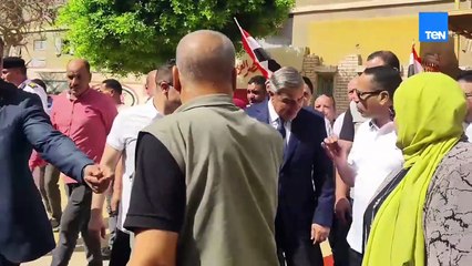 محافظ الإسكندرية الفريق أحمد خالد أثناء الإدلاء بصوته الانتخابي بمدرسه الحسن ابن الهيثم الابتدائيه