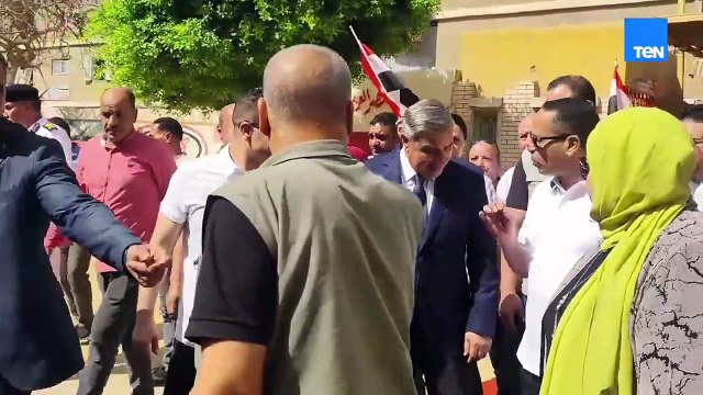 محافظ الإسكندرية الفريق أحمد خالد أثناء الإدلاء بصوته الانتخابي بمدرسه الحسن ابن الهيثم الابتدائيه